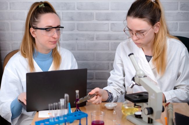 The,Teacher,Supervises,The,Conduct,Of,Chemical,Experiments.,Laboratory,Work. The,Teacher,Supervises,The,Conduct,Of,Chemical,Experiments.,Laboratory,Work.