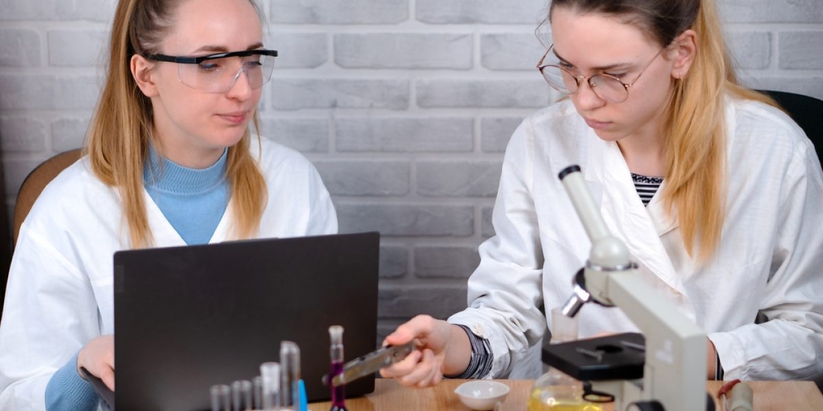 The,Teacher,Supervises,The,Conduct,Of,Chemical,Experiments.,Laboratory,Work.